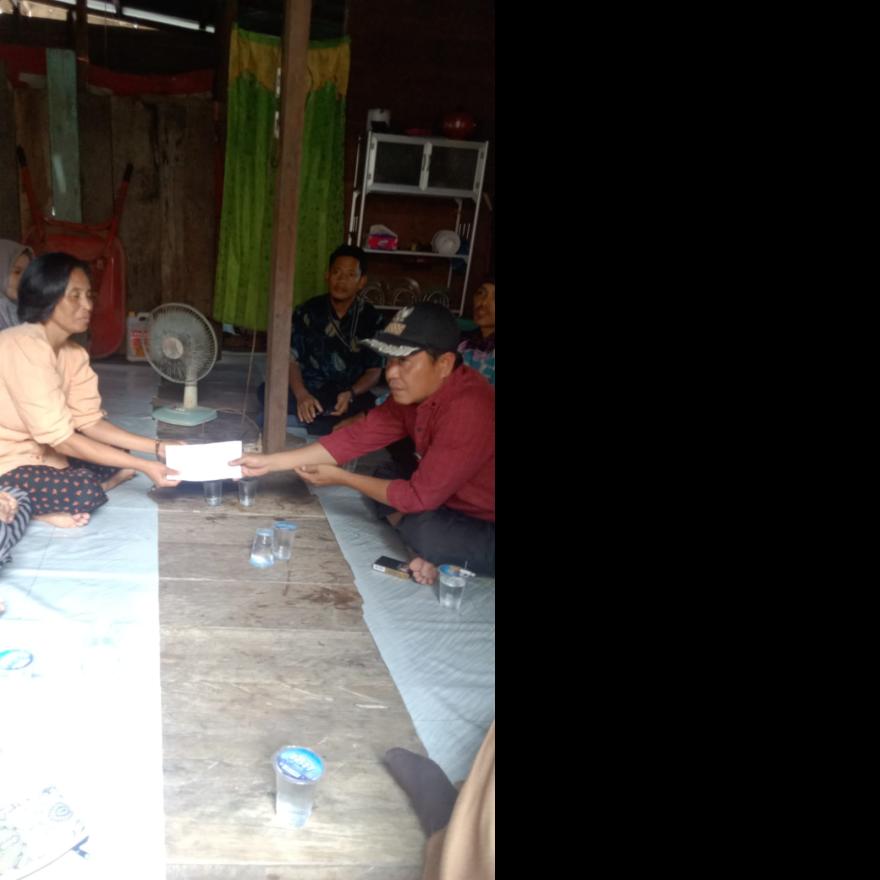 PEMDES PEMATANG RAHIM MENYERAHKAN BANTUAN KORBAN RUMAH AMBRUK