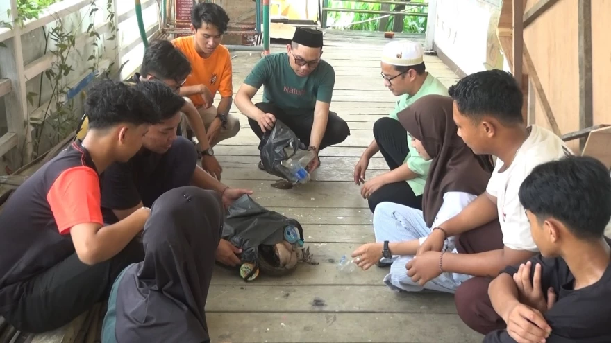 M. AWALUDDIN LAKSANAKAN DAKWAH MELALUI GERAKAN PENGURANGAN SAMPAH