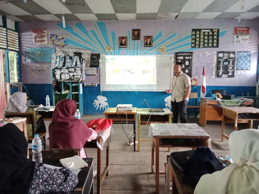 MAHASISWA SEMESTER 8 MELAKSANAKAN PRAKTIK MENGAJAR PEMBELAJARAN KELAS RANGKAP